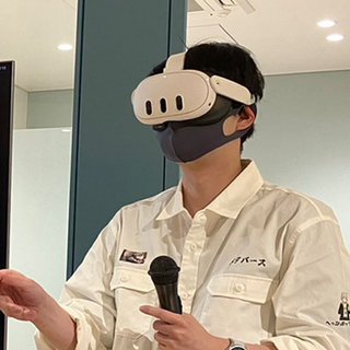 VRゴーグルを着けて登壇する代表社員 長重 佑